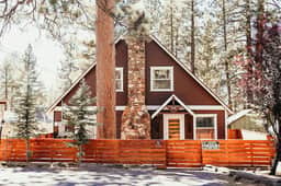 Bearadise • Spa • Gameroom • Walk to Lake • Fenced