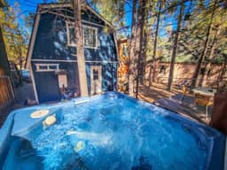 Esterly Hideaway • Spa • Fenced Yard • Firepit