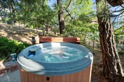 Retro Bear Haus • Spa • Fully Fenced