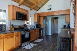 The Grateful Den - Hot tub, game room