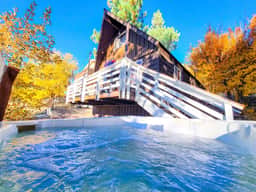 Vista Cottage • Pup Friendly •Spa • Walk to Lake