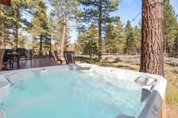Wolf Den Cabin • Spa • Walk to Lake