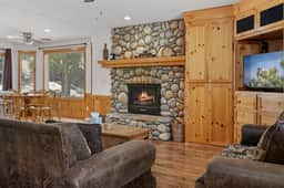 Après-Ski Romantic Retreat | Hot Tub | AC | Dogs - Image 3