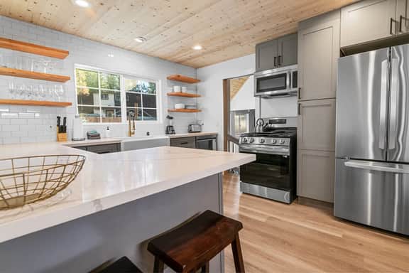 Bearadise • Spa • Gameroom • Walk to Lake • Fenced