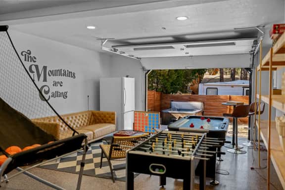 Corner Cabin • AC • Spa • Game room • Dog Friendly