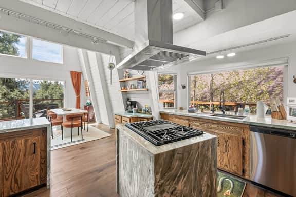 Modern Loft in Big Bear | Pet-friendly | Hot Tub