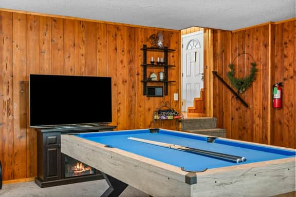 Cozy Paradise Cabin | Hot Tub | Game Room | By Slopes