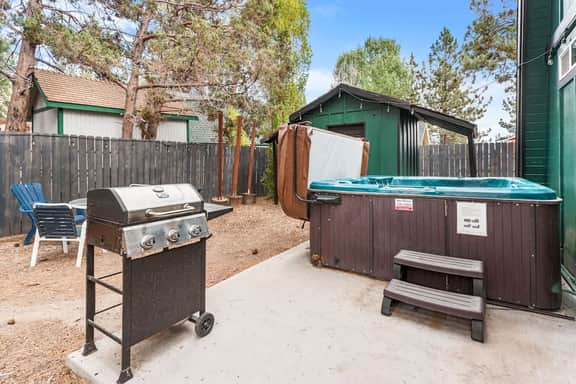 Paradise Cabin • Spa • Pup Friendly • Fenced Yard