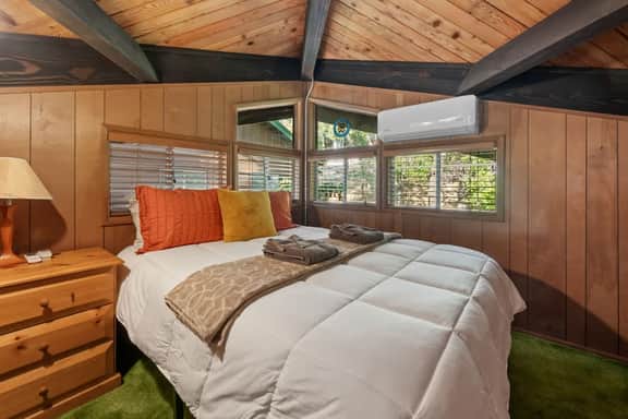 Retro Bear Haus • Spa • Fully Fenced