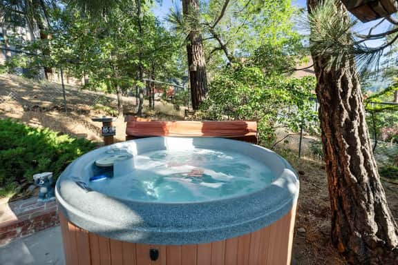 Retro Bear Haus • Spa • Fully Fenced