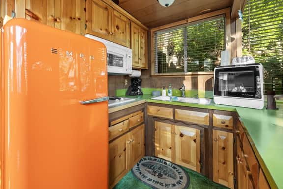 Retro Bear Haus • Spa • Fully Fenced