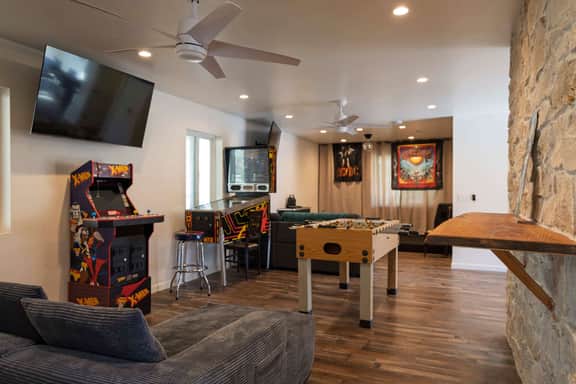 The Grateful Den - Hot tub, game room
