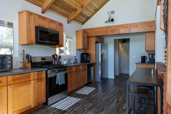 The Grateful Den - Hot tub, game room