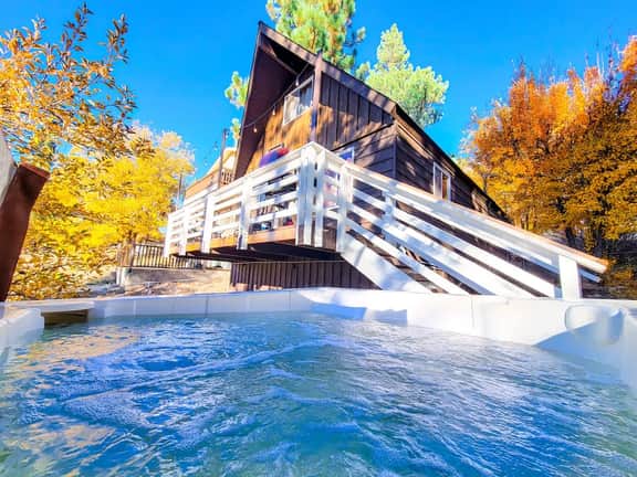 Vista Cottage • Pup Friendly •Spa • Walk to Lake