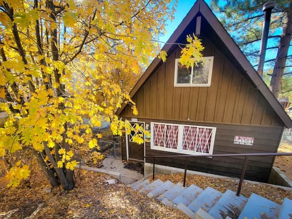 Vista Cottage • Pup Friendly •Spa • Walk to Lake