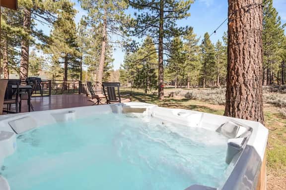 Wolf Den Cabin • Spa • Walk to Lake