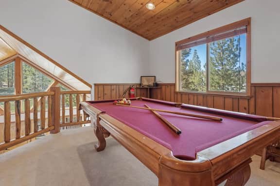 Wolf Den Cabin • Spa • Walk to Lake