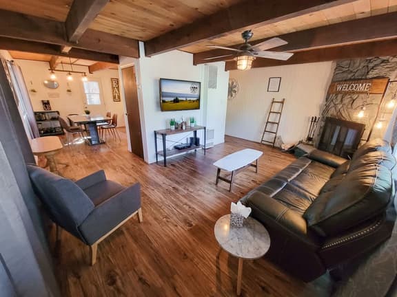 Esterly Hideaway • Spa • Fenced Yard • Firepit