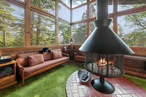 Retro Bear Haus • Spa • Fully Fenced