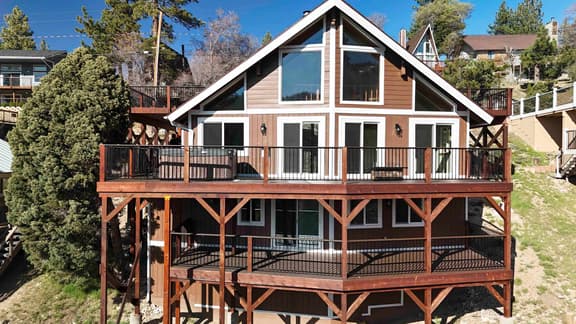 The Grateful Den - Hot tub, game room