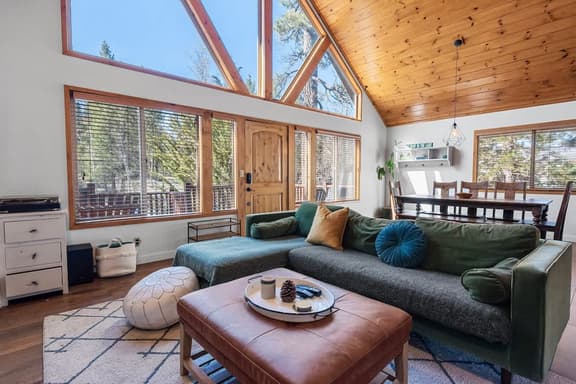 Wolf Den Cabin • Spa • Walk to Lake